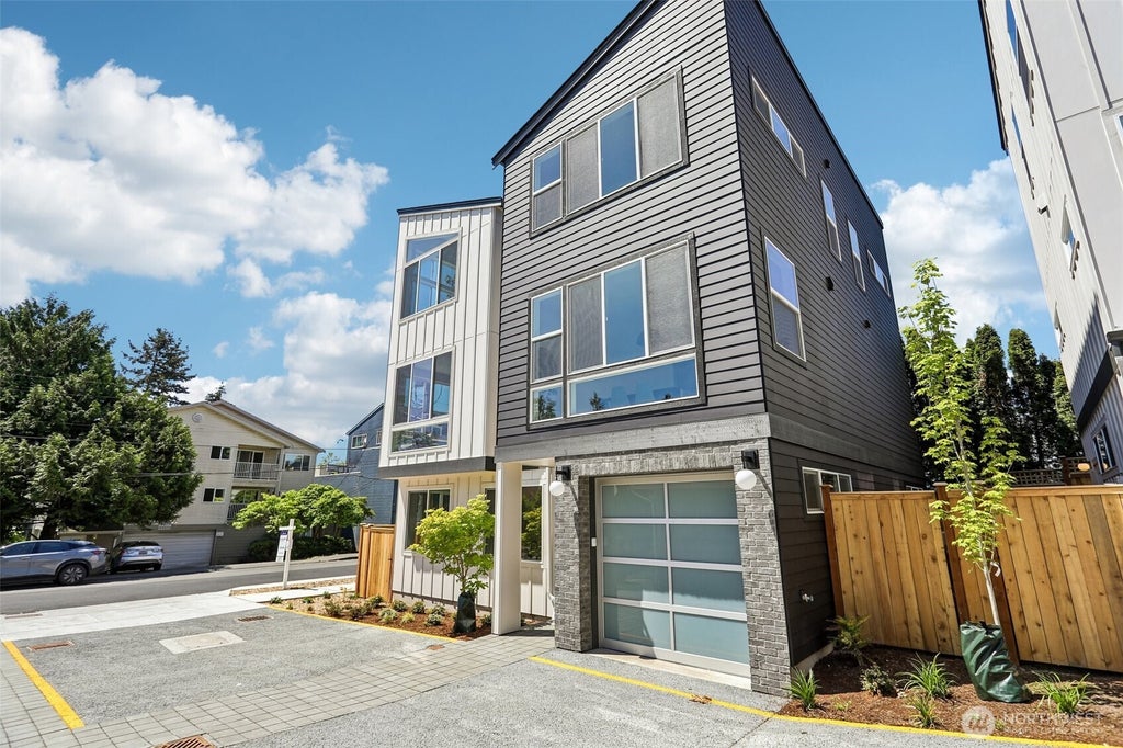 Photo of 1516 NE 147th Street, Shoreline, WA 98155 (MLS # 2584940)