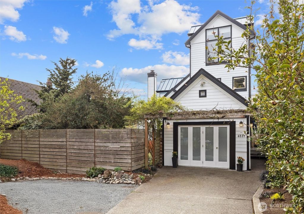 Photo of 6537 16th Avenue NE, Seattle, WA 98115 (MLS # 2351839)