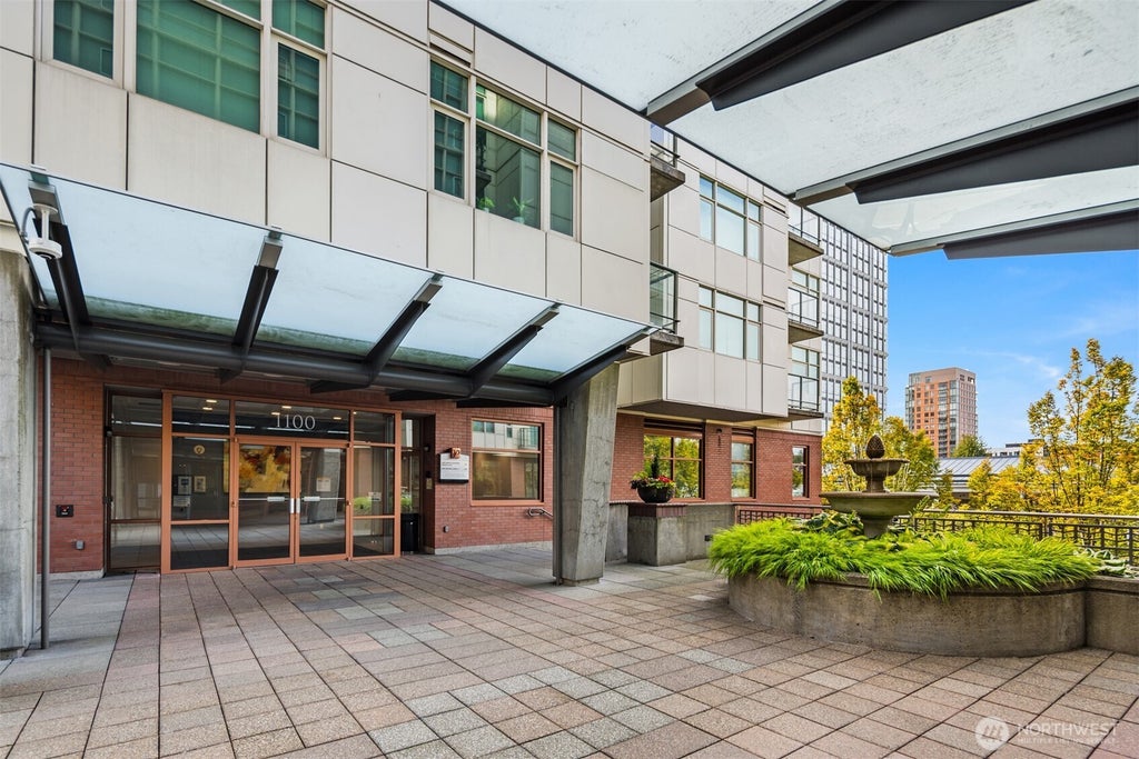 Photo of 1100 106th Avenue NE #203, Bellevue, WA 98004 (MLS # 2582288)