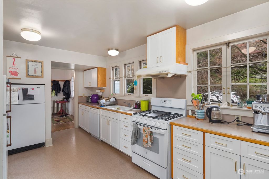 Photo of 5026 21st Avenue NE, Seattle, WA 98105 (MLS # 2037100)