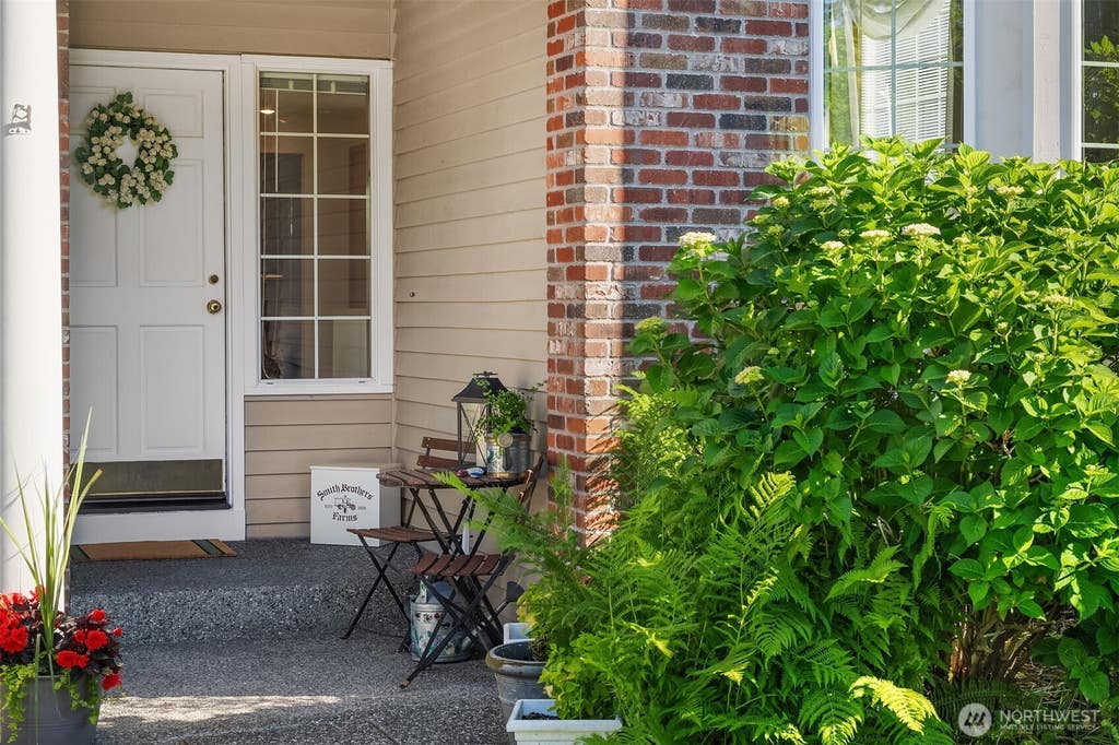 Photo of 4256 255th Place SE, Sammamish, WA 98029 (MLS # 2537559)