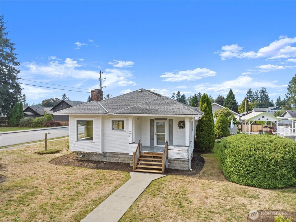 Photo of 316 S Kentucky Avenue, Granite Falls, WA 98252 (MLS # 2431238)