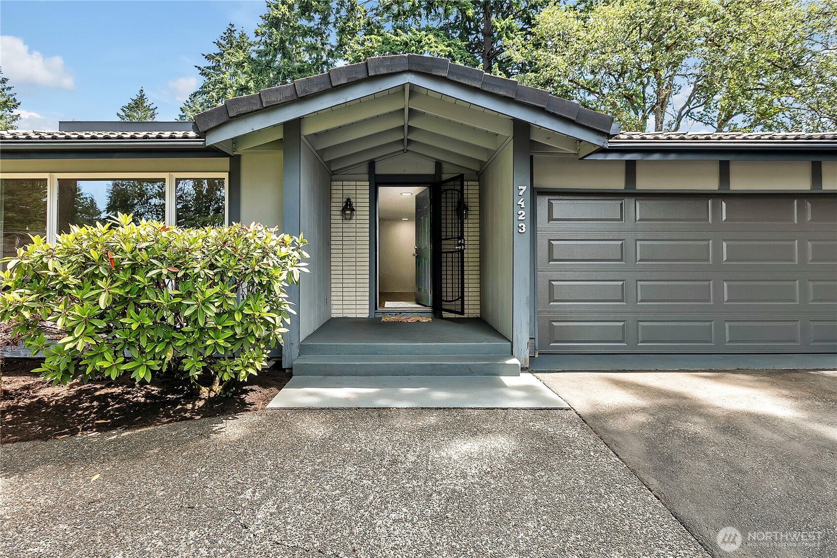 7423 Onyx Drive SW