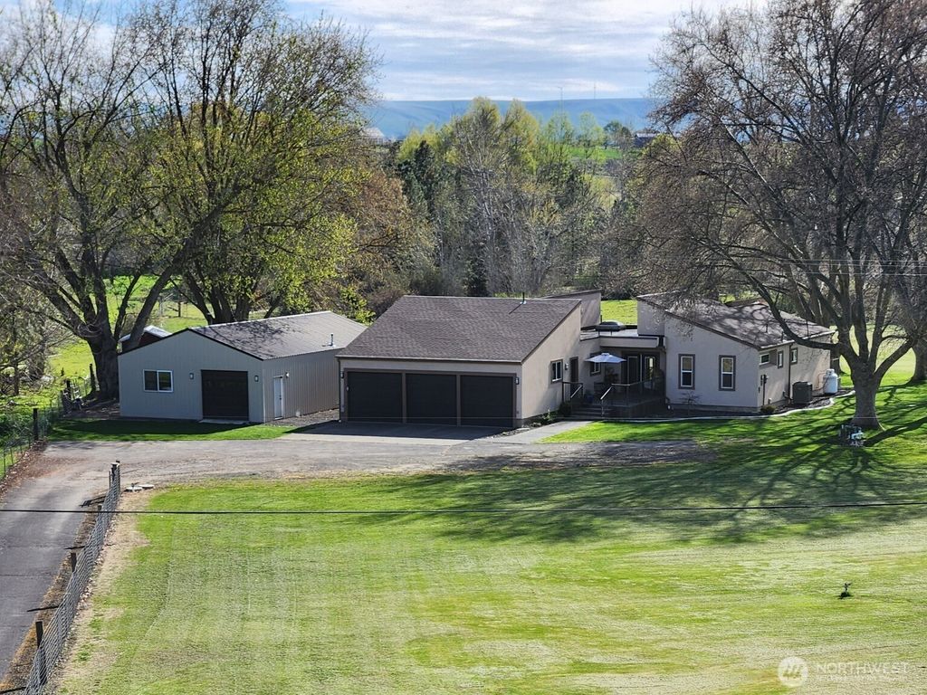 Photo of 1343 Bussell Road, Walla Walla, WA 99362 (MLS # 2505852)