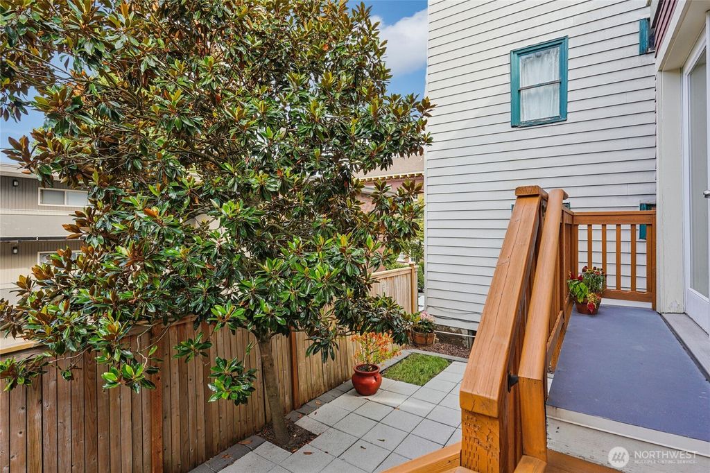 Photo of 527 11th Avenue E #B, Seattle, WA 98102 (MLS # 2422559)