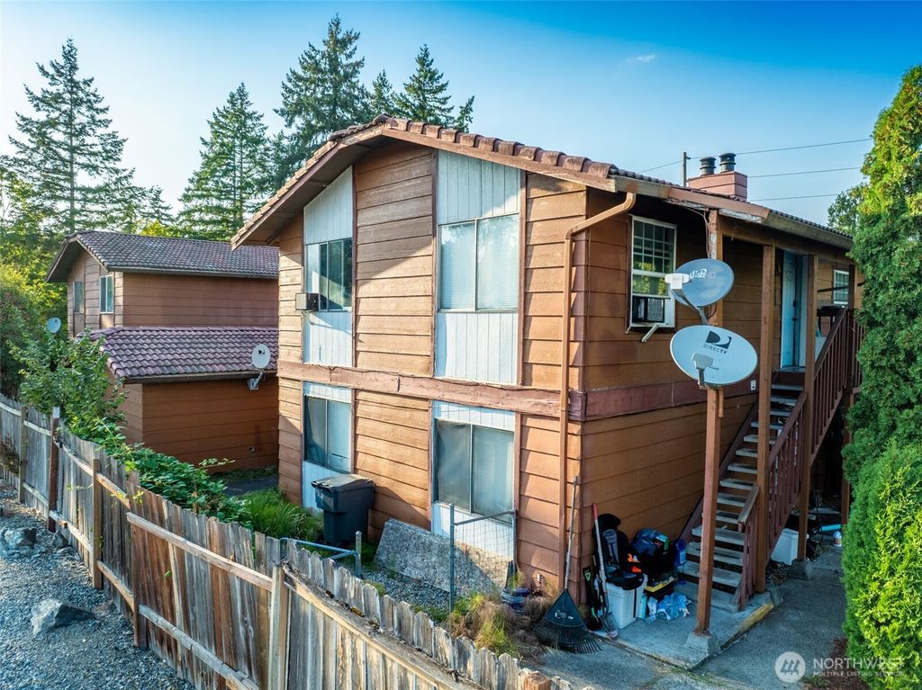 Photo of 718 10th Street SE, Puyallup, WA 98372 (MLS # 2460255)