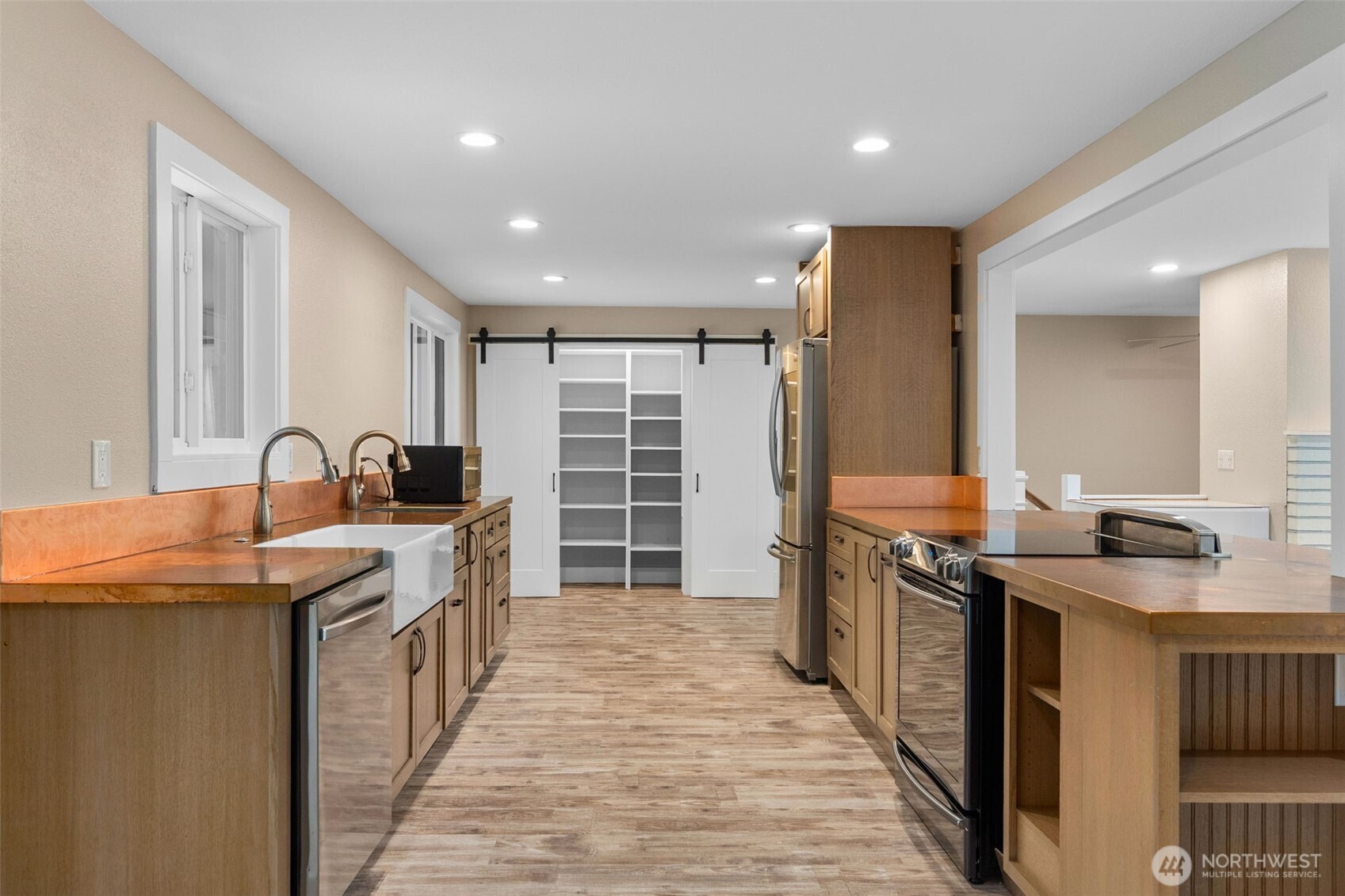 9009 Ridgeview Circle W