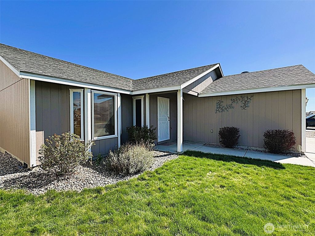 Photo of 1015 S 10th Avenue, Othello, WA 99344 (MLS # 2502076)