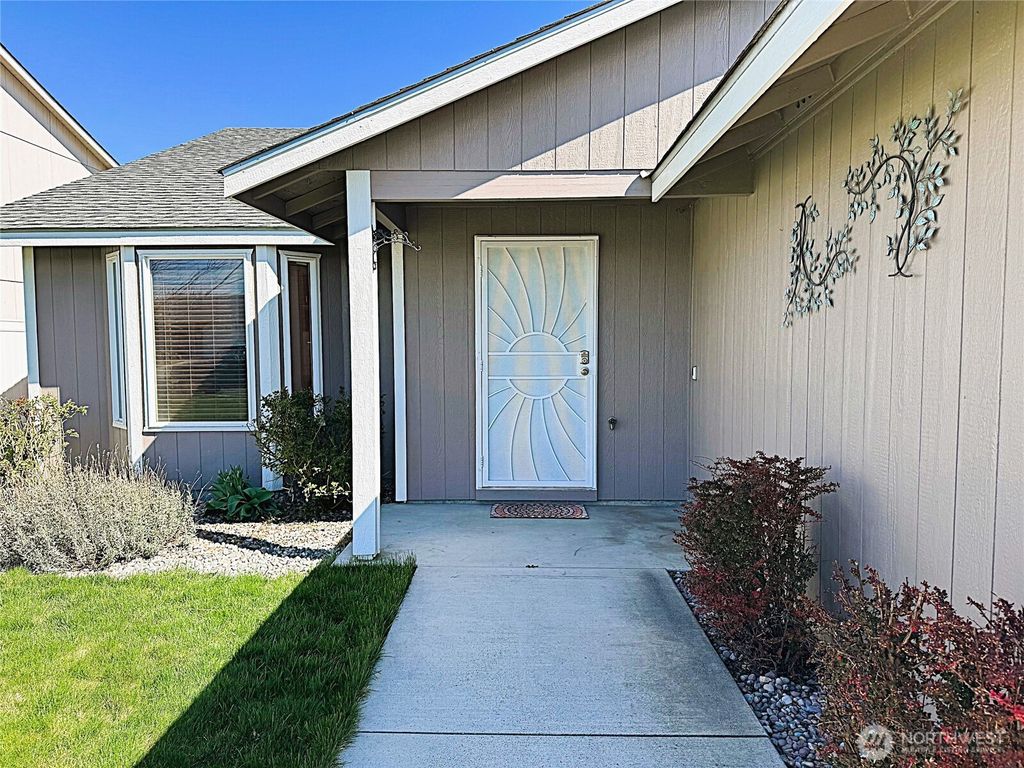 Photo of 1015 S 10th Avenue, Othello, WA 99344 (MLS # 2502076)