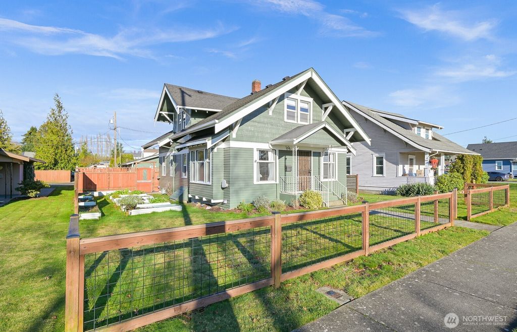 Photo of 1006 Grover Street, Lynden, WA 98264 (MLS # 2465686)