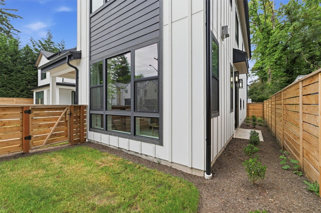 Photo of 12426 NE 90th Street, Kirkland, WA 98033 (MLS # 2595088)