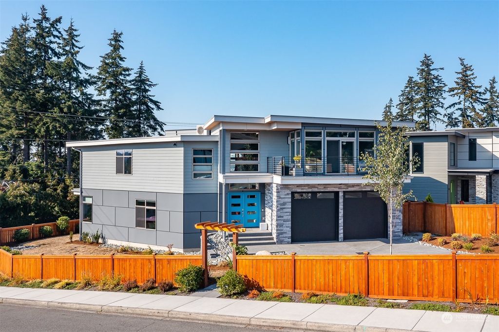 Photo of 915 Pine Street, Edmonds, WA 98020 (MLS # 2041519)