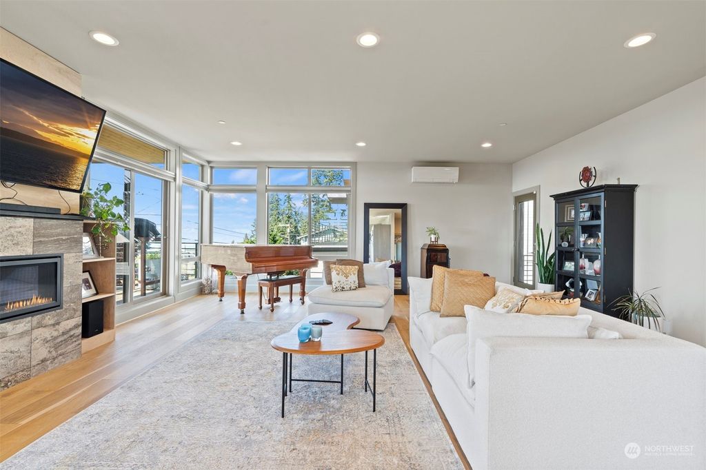 Photo of 915 Pine Street, Edmonds, WA 98020 (MLS # 2041519)