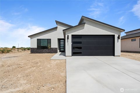 Photo of 1124 E Mt Hood Street, Othello, WA 99344 (MLS # 2367475)