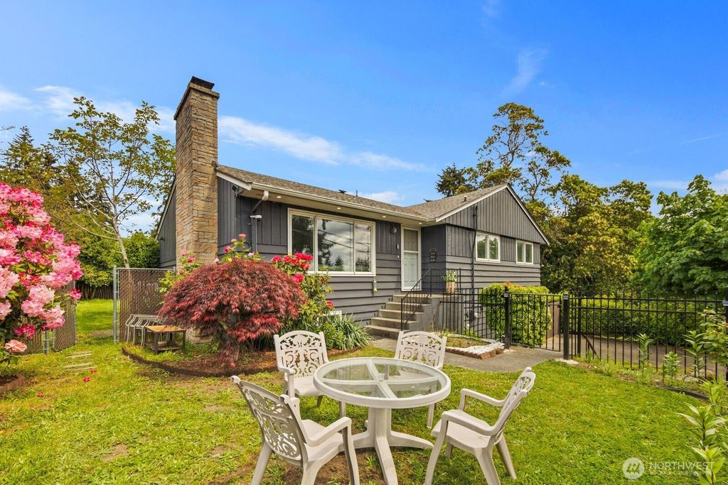 Photo of 826 S 200th Street, Des Moines, WA 98198 (MLS # 2524635)