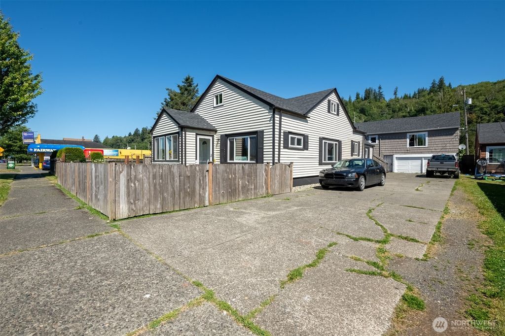 Photo of 2515 Sumner Avenue, Hoquiam, WA 98550 (MLS # 2472074)