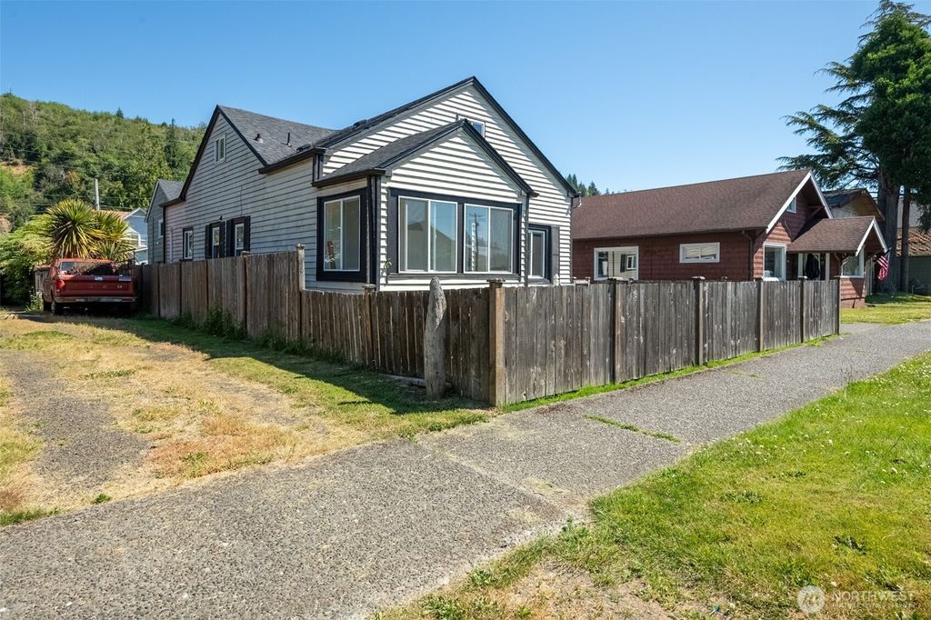 Photo of 2515 Sumner Avenue, Hoquiam, WA 98550 (MLS # 2472074)
