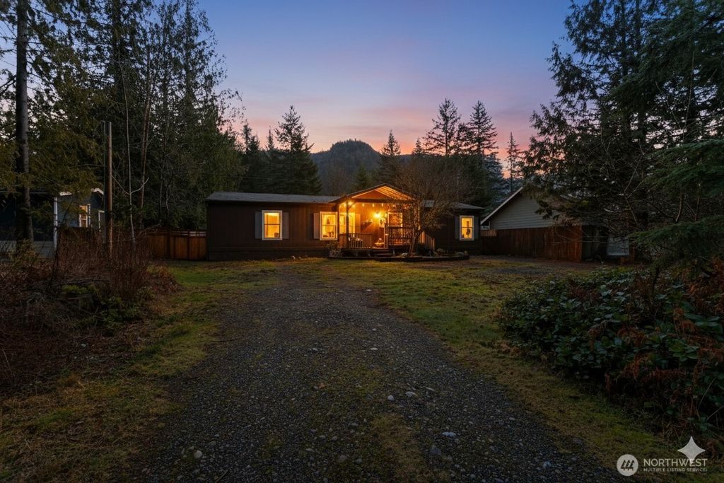 Photo of 172 Sprague Valley Drive, Maple Falls, WA 98266 (MLS # 2479475)