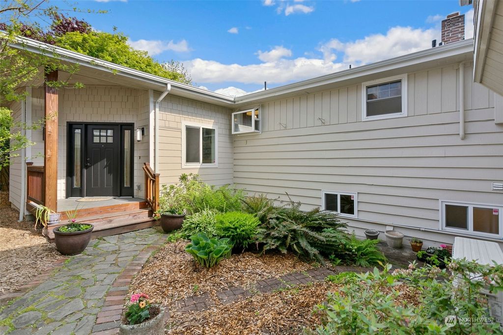 Photo of 1208 2nd Street, Kirkland, WA 98033 (MLS # 2066136)