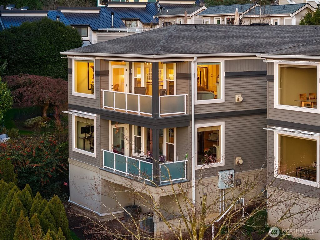 Photo of 11307 NE 68th Street #11307, Kirkland, WA 98033 (MLS # 2497084)