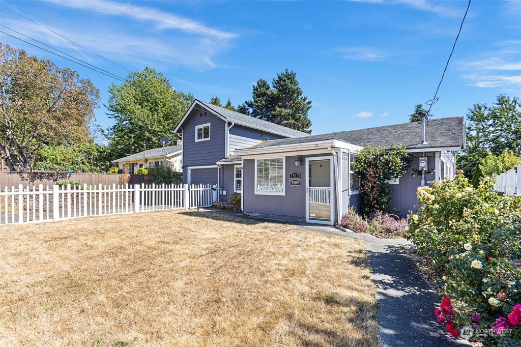 Photo of 3509 NE 6th St St, Renton, WA 98056 (MLS # 2275099)