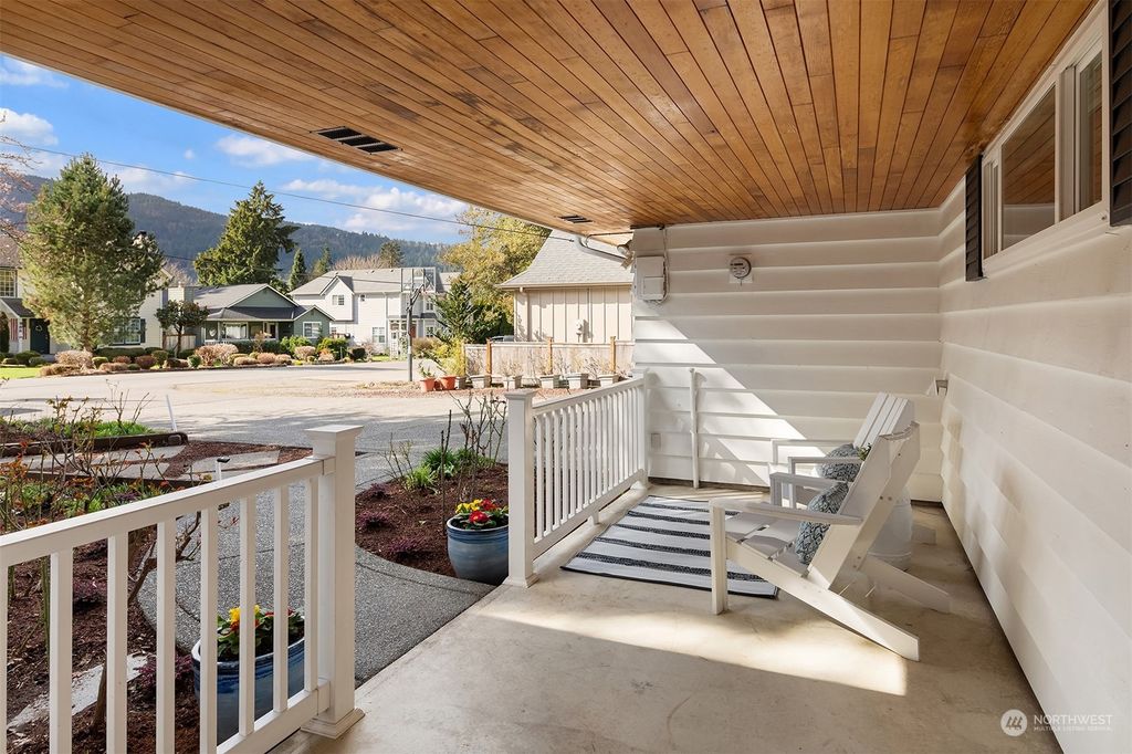 Photo of 380 NE Birch Street, Issaquah, WA 98027 (MLS # 2203718)