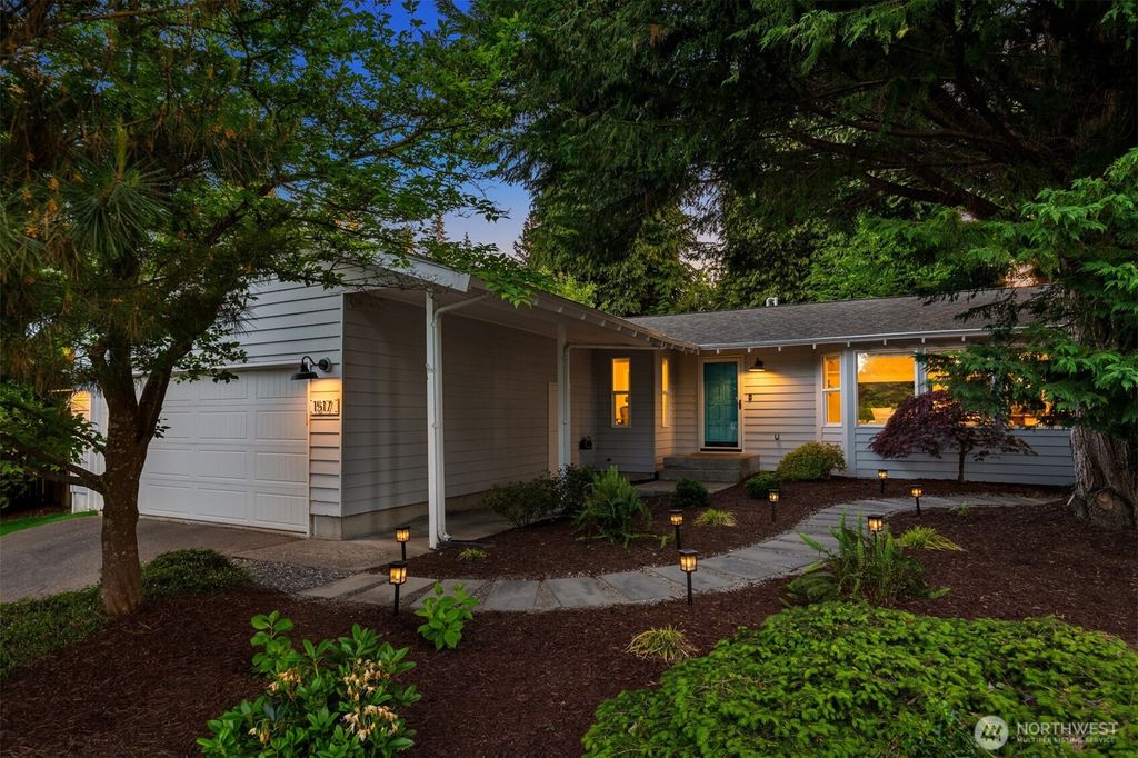 Photo of 1517 3rd Place, Kirkland, WA 98033 (MLS # 2530919)