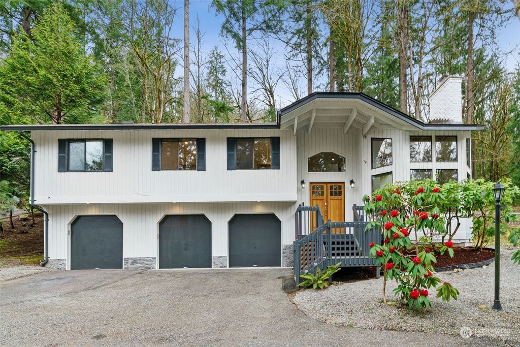Photo of 24507 SE Mirrormont Boulevard, Issaquah, WA 98027 (MLS # 2059740)