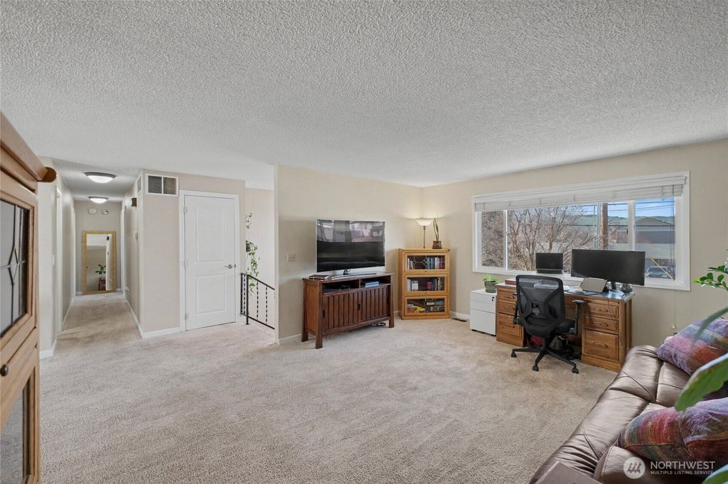 Photo of 11 N Nile Ave, East Wenatchee, WA 98802 (MLS # 2496238)