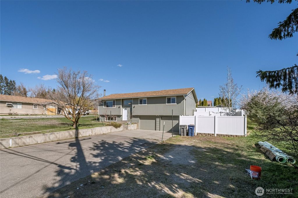 Photo of 11 N Nile Ave, East Wenatchee, WA 98802 (MLS # 2496238)