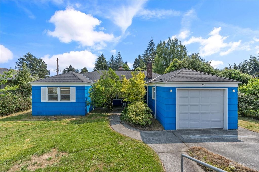 Photo of 11410 Roosevelt Way NE, Seattle, WA 98125 (MLS # 2069143)