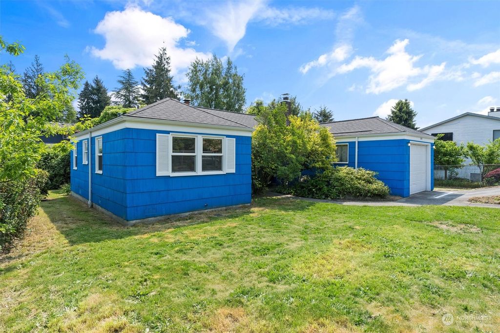 Photo of 11410 Roosevelt Way NE, Seattle, WA 98125 (MLS # 2069143)