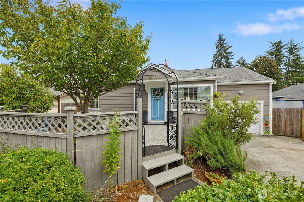 Photo of 12232 Fremont Avenue N, Seattle, WA 98133 (MLS # 2576240)