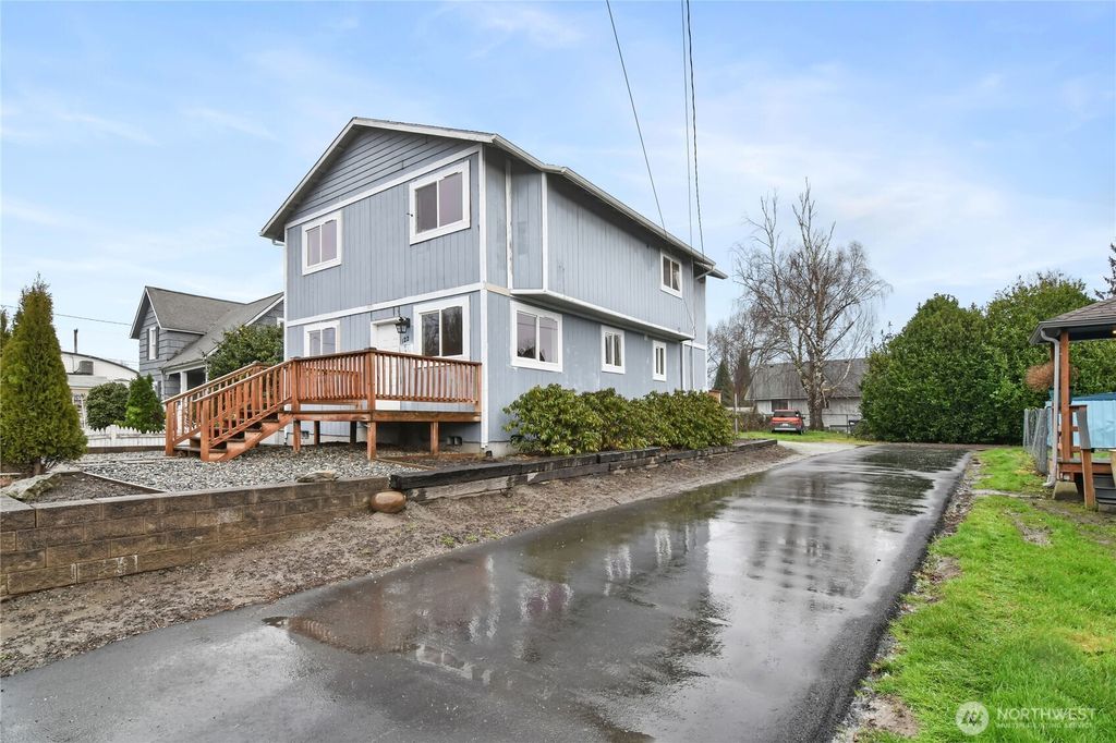 Photo of 122 S Baker Street, Mount Vernon, WA 98273 (MLS # 2483095)