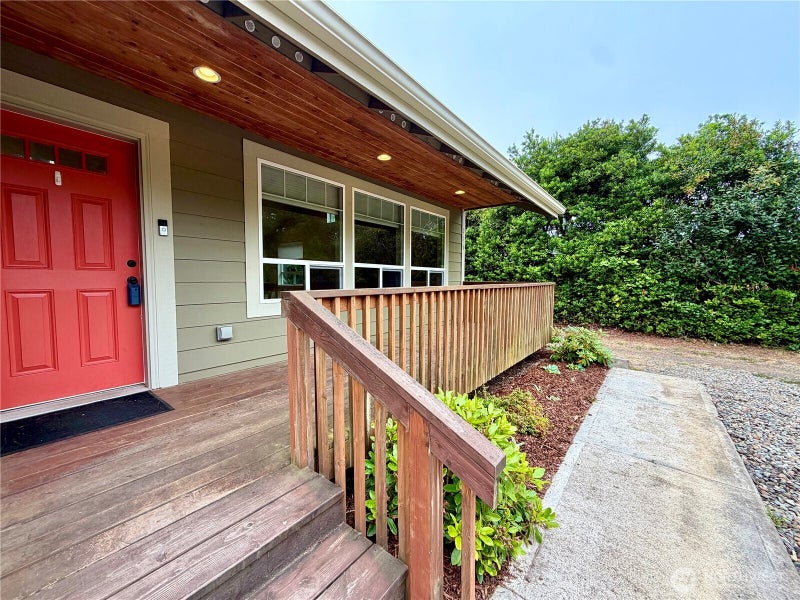224 S Oar Loop SW