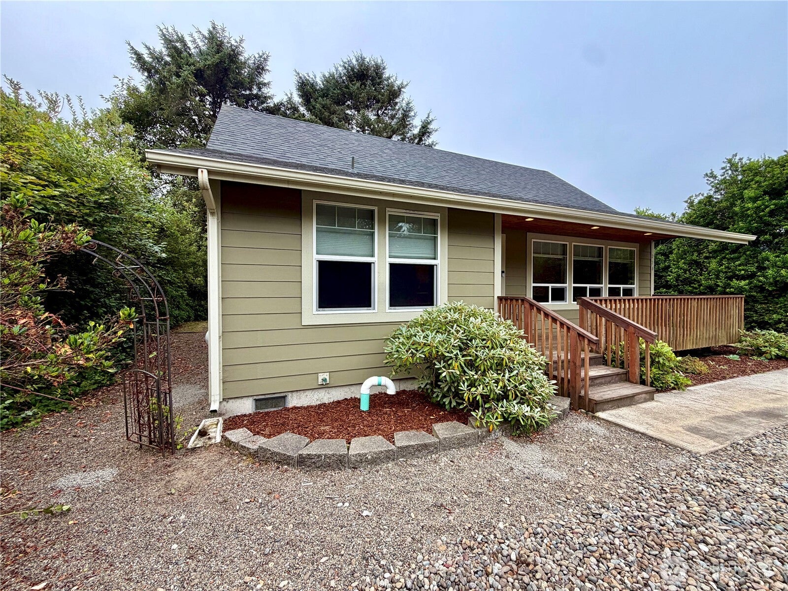 224 S Oar Loop SW