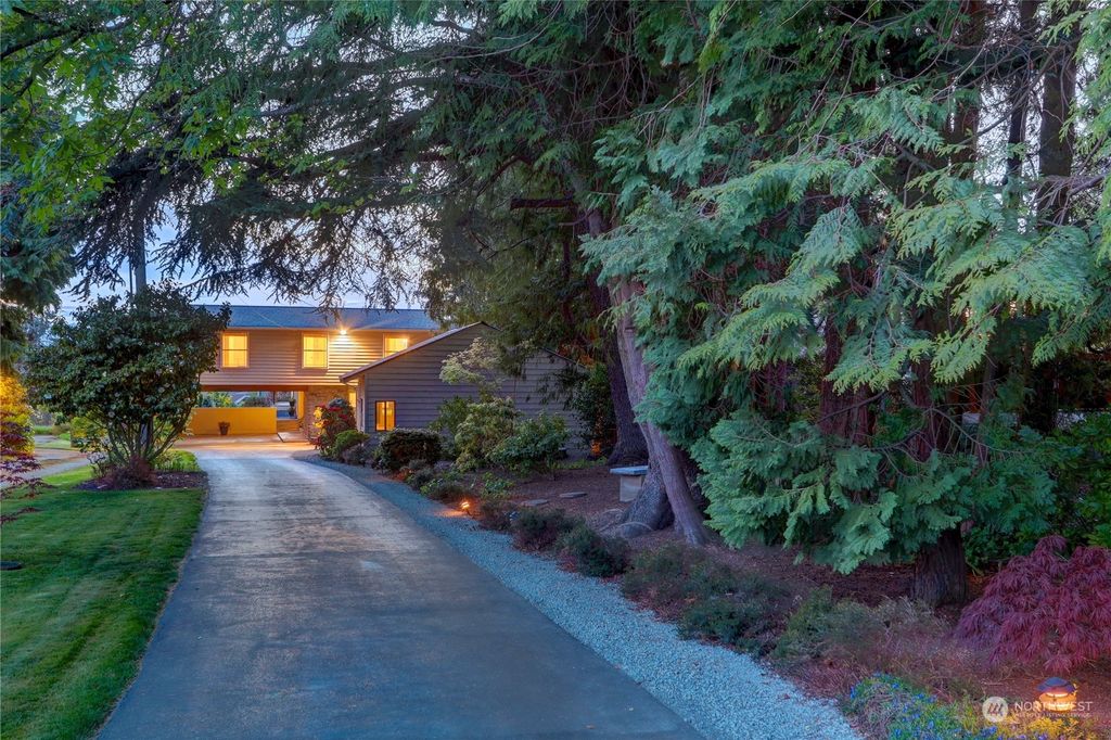 Photo of 1431 9th Avenue N, Edmonds, WA 98020 (MLS # 2240617)