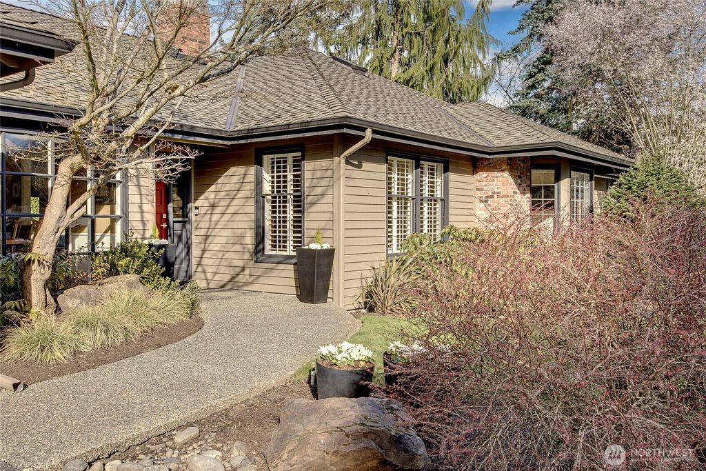 Photo of 2431 84th Avenue SE, Mercer Island, WA 98040 (MLS # 2484392)