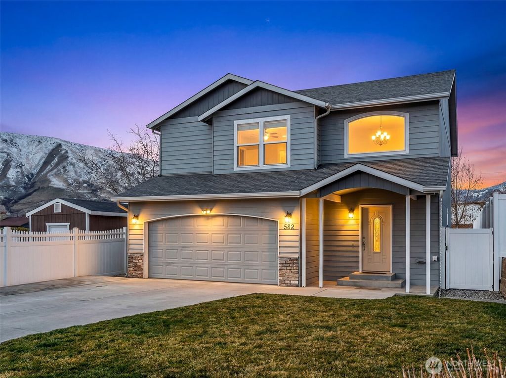 Photo of 582 S James Avenue, East Wenatchee, WA 98802 (MLS # 2482882)