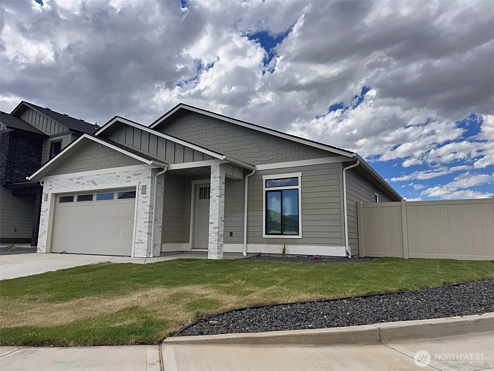 581 S Oasis Loop