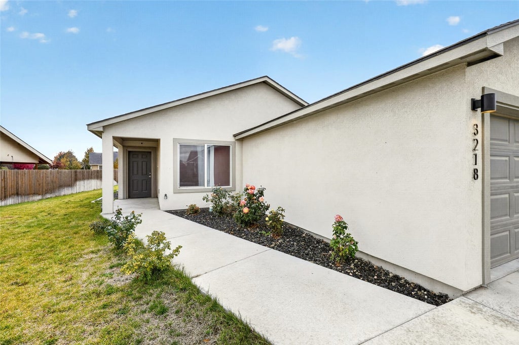 Photo of 3218 E Helena Street, Pasco, WA 99301 (MLS # 2598160)