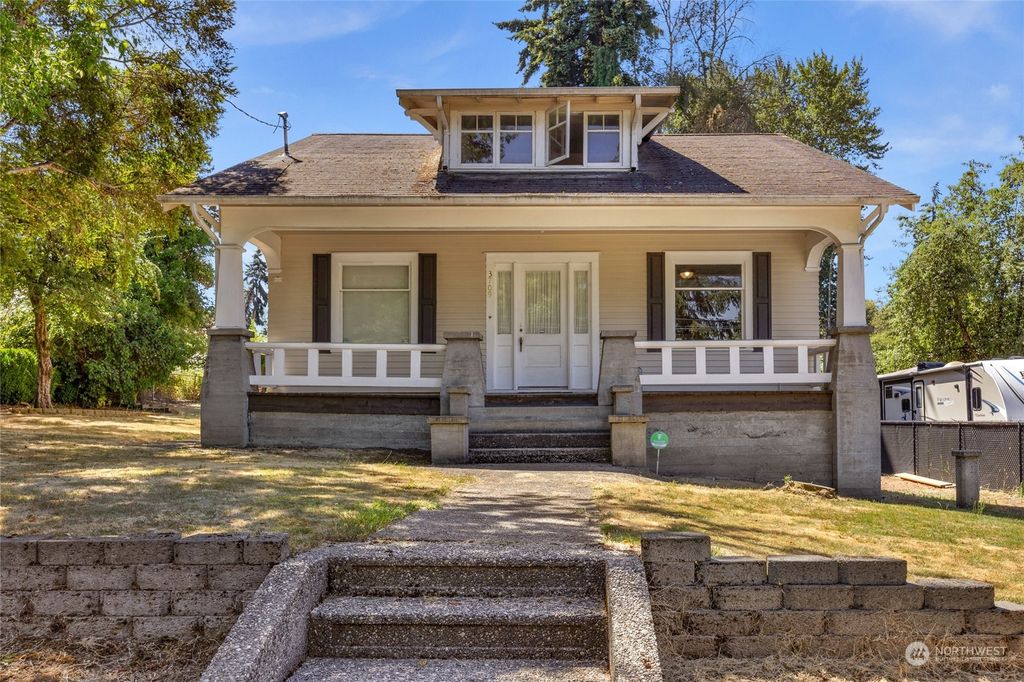 Photo of 3709 S 126th Street, Tukwila, WA 98168 (MLS # 2269388)