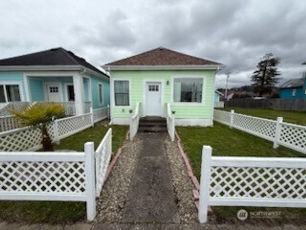 Photo of 616 W 1st Street, Aberdeen, WA 98520 (MLS # 2506405)