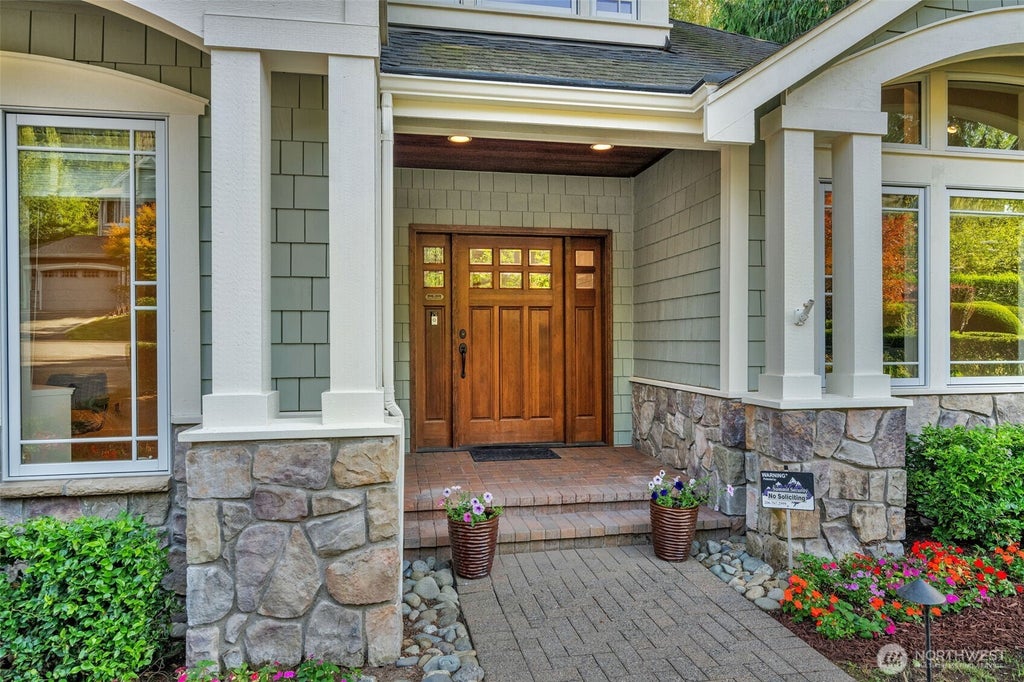 Photo of 9845 NE 22nd Street, Bellevue, WA 98004 (MLS # 2560964)