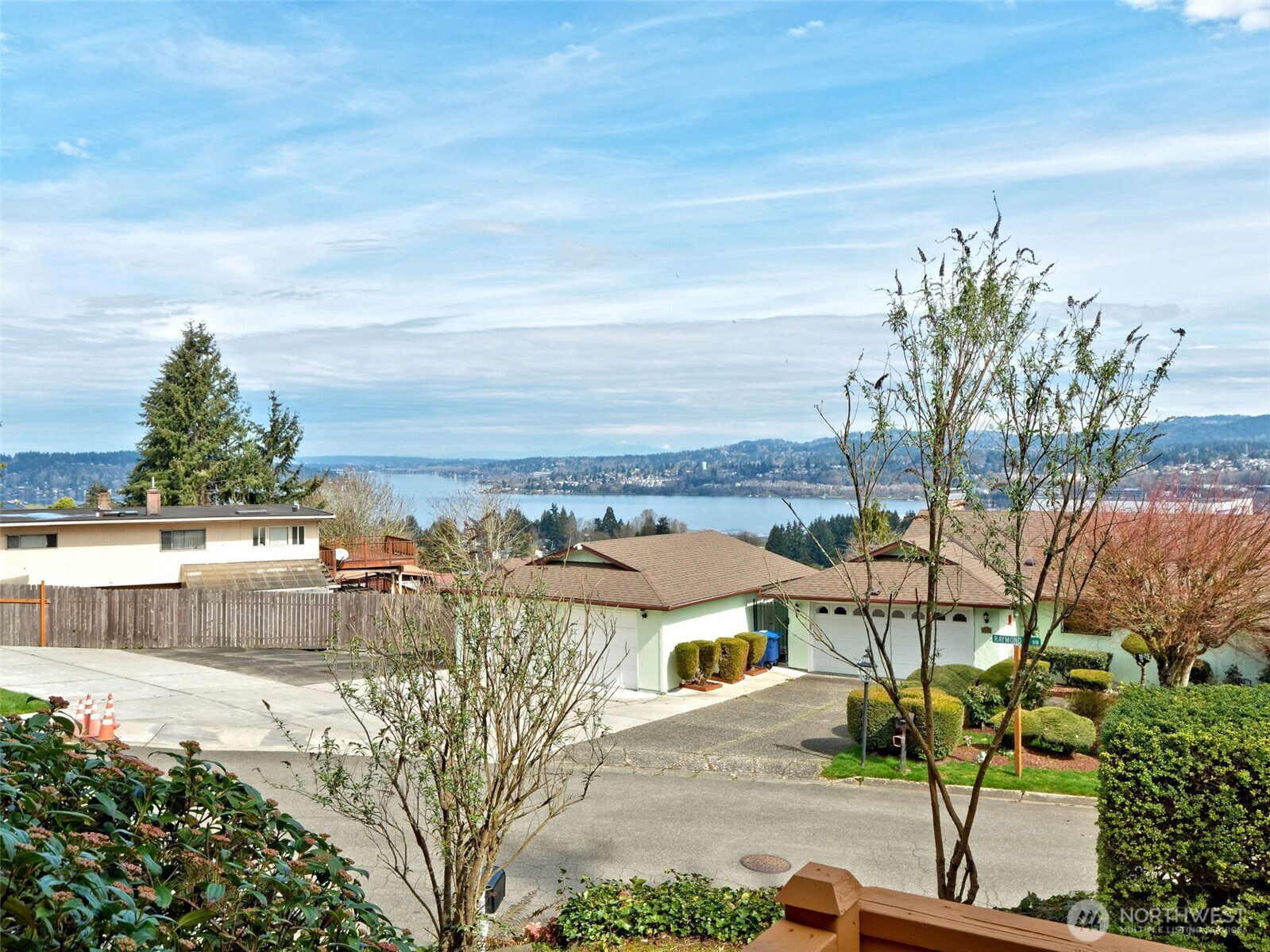 Renton, Washington 98057, United States, 4 Bedrooms Bedrooms, ,3 BathroomsBathrooms,Residential,Pending,99214