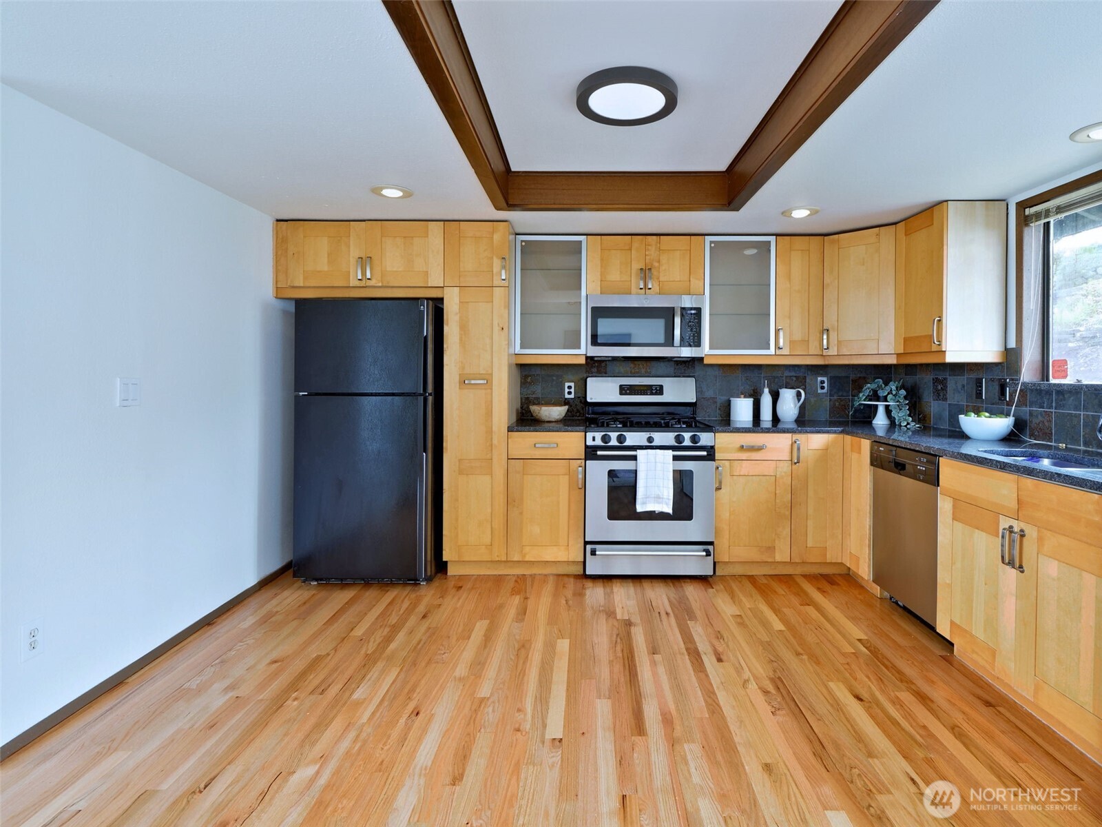 Renton, Washington 98057, United States, 4 Bedrooms Bedrooms, ,3 BathroomsBathrooms,Residential,Pending,99214