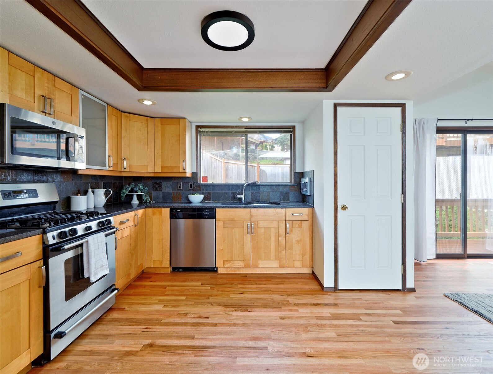 Renton, Washington 98057, United States, 4 Bedrooms Bedrooms, ,3 BathroomsBathrooms,Residential,Pending,99214