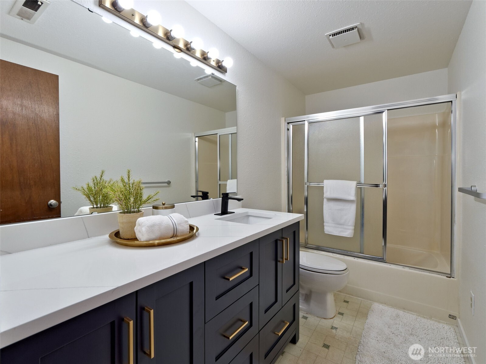 Renton, Washington 98057, United States, 4 Bedrooms Bedrooms, ,3 BathroomsBathrooms,Residential,Pending,99214