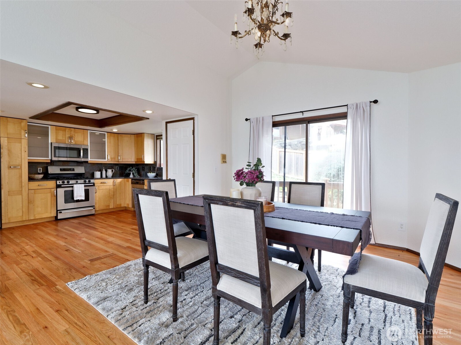 Renton, Washington 98057, United States, 4 Bedrooms Bedrooms, ,3 BathroomsBathrooms,Residential,Pending,99214