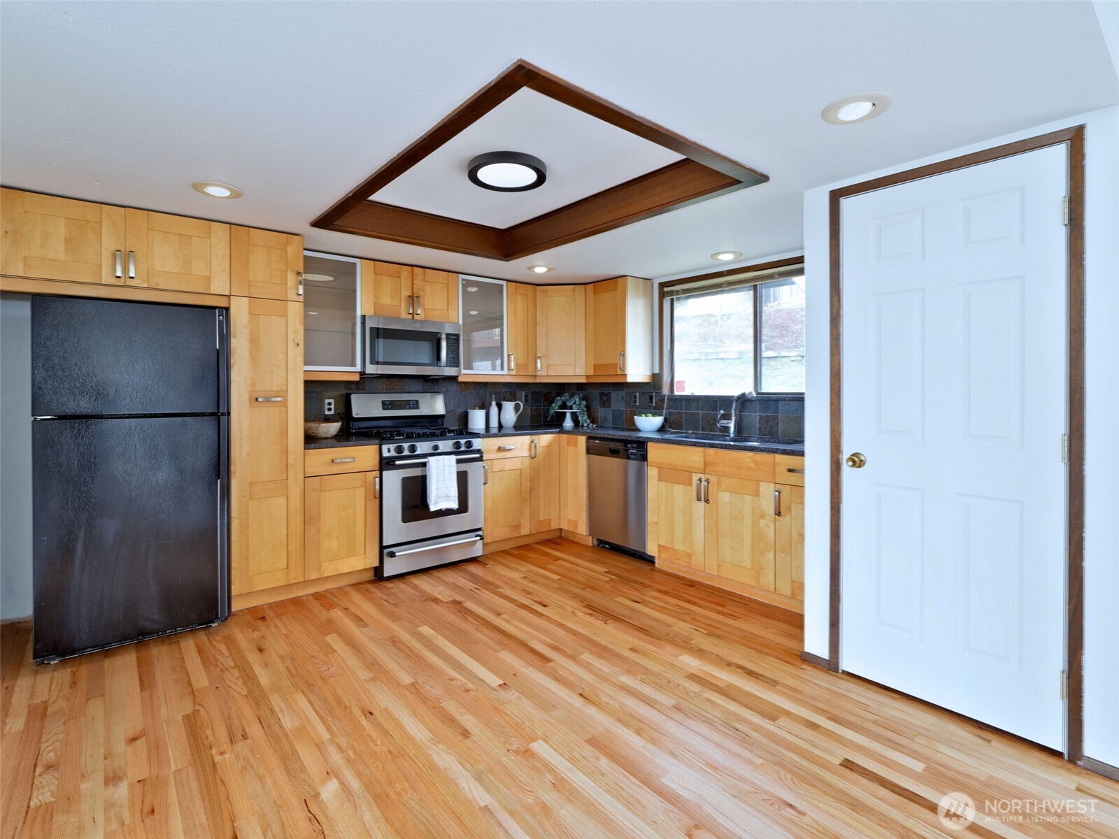 Renton, Washington 98057, United States, 4 Bedrooms Bedrooms, ,3 BathroomsBathrooms,Residential,Pending,99214